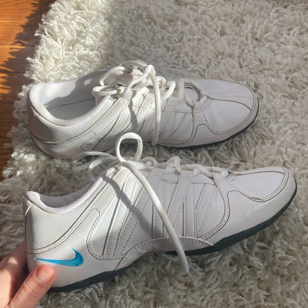 WHITE LEATHER NIKE MUSIQUE IV